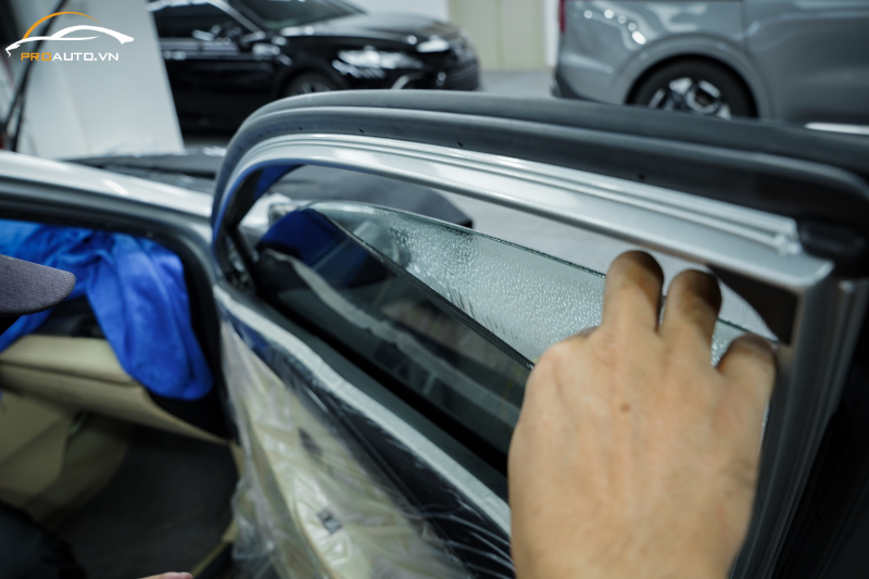 Thi công dán phim cách nhiệt cho xe hơi tại PROAUTO.VN