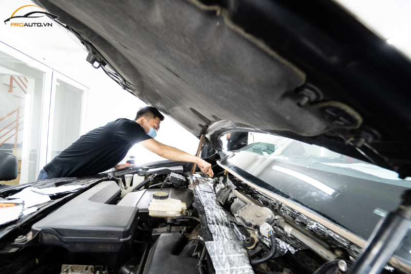 Cách âm chống ồn xe Volvo EC40 vị trí khoang máy