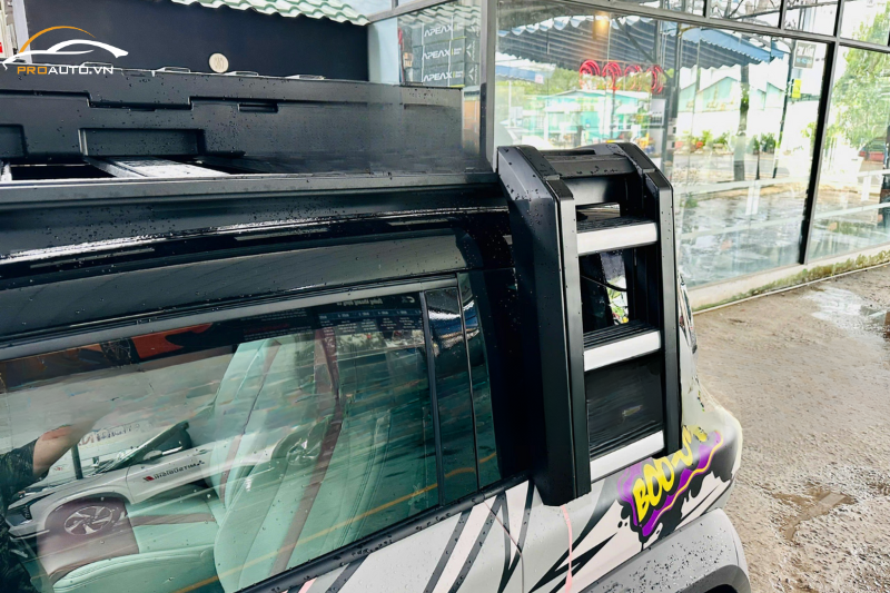 Chất liệu nhựa ABS và khung thép bền bỉ với độ cầu thang cho VF3