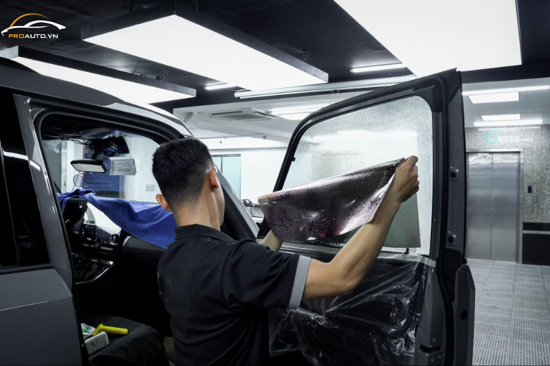 Chống nóng hiệu quả với dán phim cách nhiệt cửa kính ô tô