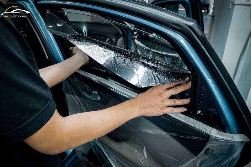 Có nên dán phim cách nhiệt cửa kính ô tô?