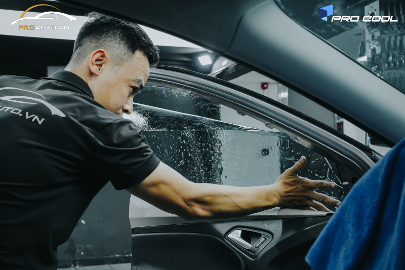 Có nên dán phim cách nhiệt xe Volvo EC40 không?