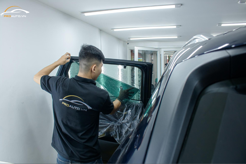Dán phim cách nhiệt cửa kính ô tô - Lớp màng mỏng chống tia UV