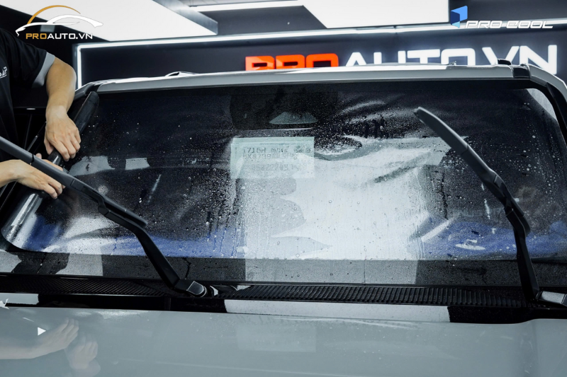 Dán phim cách nhiệt ô tô tiết kiệm chi phí bảo dưỡng cho xe