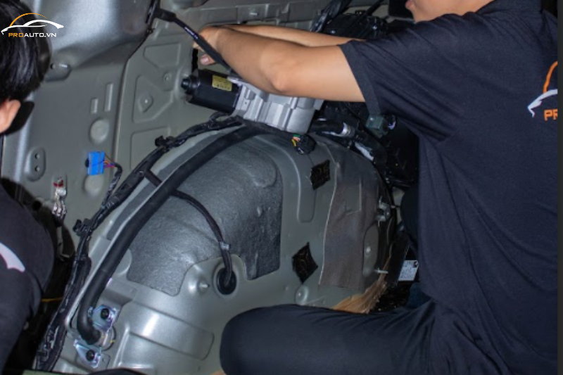 Dán tiêu âm Bromo - Thương hiệu StP vị trí hốc bánh trong xe ô tô