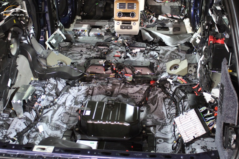 Dán tiêu âm Bromo - Thương hiệu StP vị trí hốc bánh xe dự phòng xe ô tô