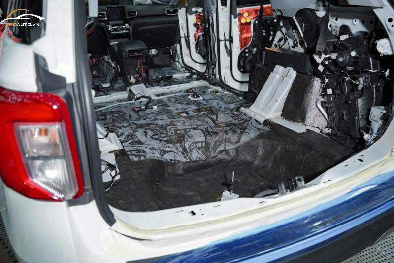 Dán tiêu âm Bromo - Thương hiệu StP vị trí sàn cốp xe ô tô