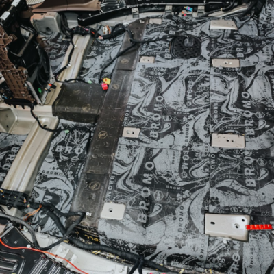 Dán tiêu âm Bromo - Thương hiệu StP vị trí sàn xe ô tô