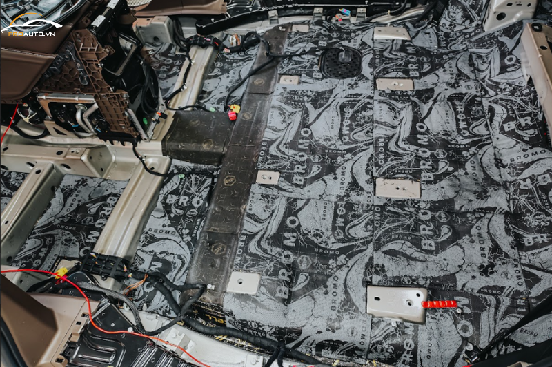 Dán tiêu âm Bromo - Thương hiệu StP vị trí sàn xe ô tô