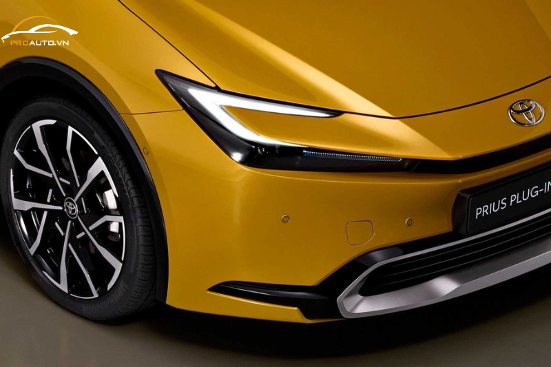 Đầu xe Toyota Prius với thiết kế hiện đại và tinh tế