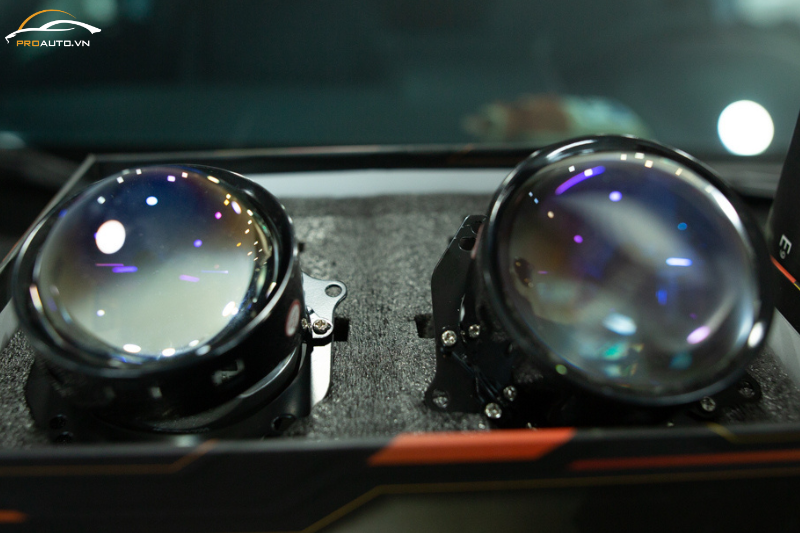 Độ bi pha xe Volvo EC40 thương hiệu Aozoom