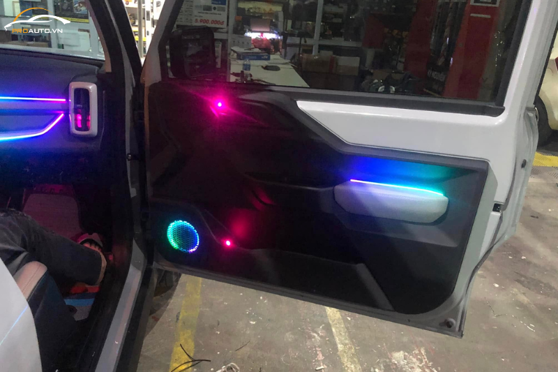 Độ LED viền nội thất xe Vinfast VF3 tại ngăn chứa đồ tay nắm cửa