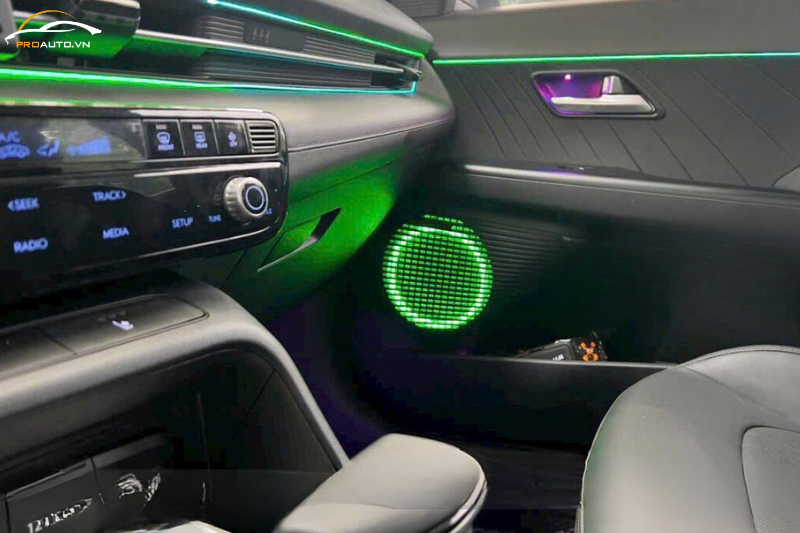 Độ LED viền nội thất xe Vinfast VF3 tại vành loa cửa xe
