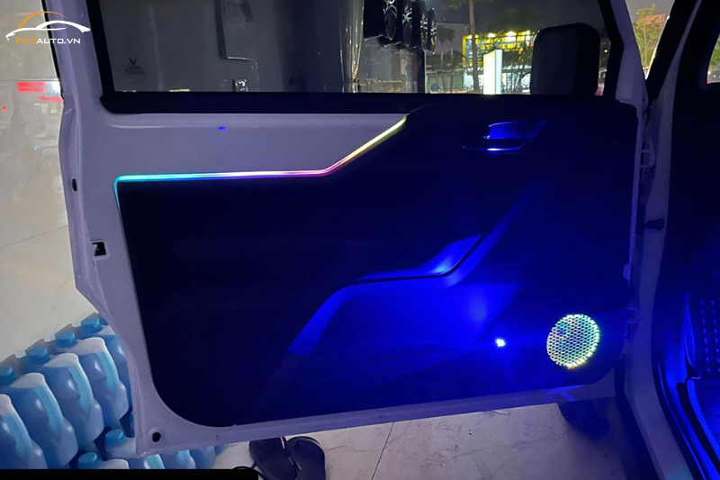 Độ LED viền nội thất xe Vinfast VF3 vị trí cạnh cửa xe