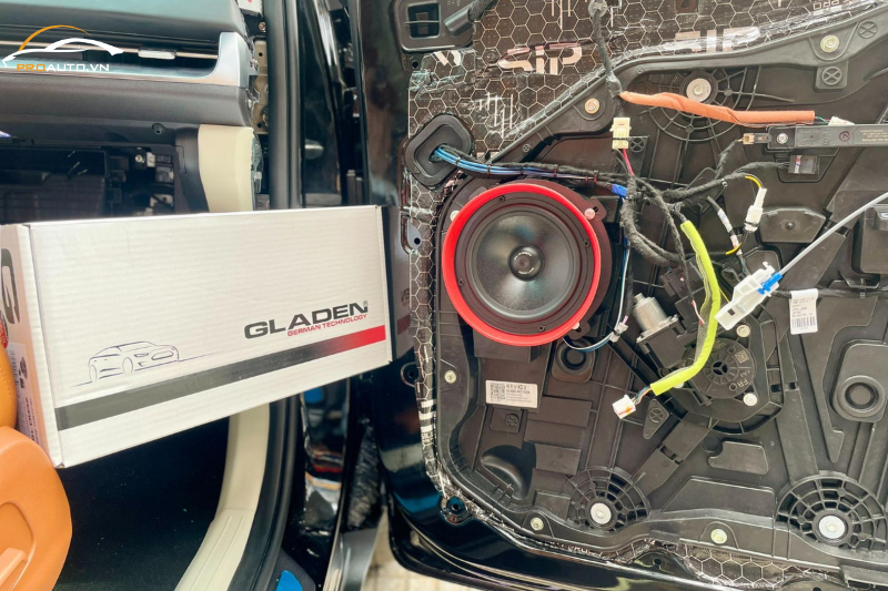 Độ loa xe Volvo EC40 hệ thống âm thanh Gladen Zero 165