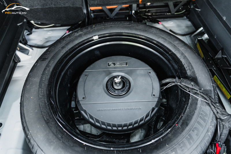 Độ loa xe Volvo EC40 nâng cấp hạng mục sub bánh sơ cua chính hãng