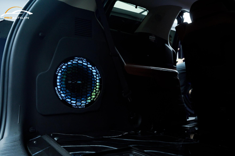 Độ loa xe Volvo EC40 nâng cấp hạng mục sub hơi chính hãng