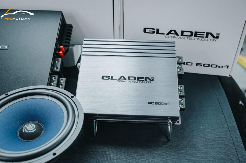 Độ loa xe Volvo EC40 thương hiệu Gladen