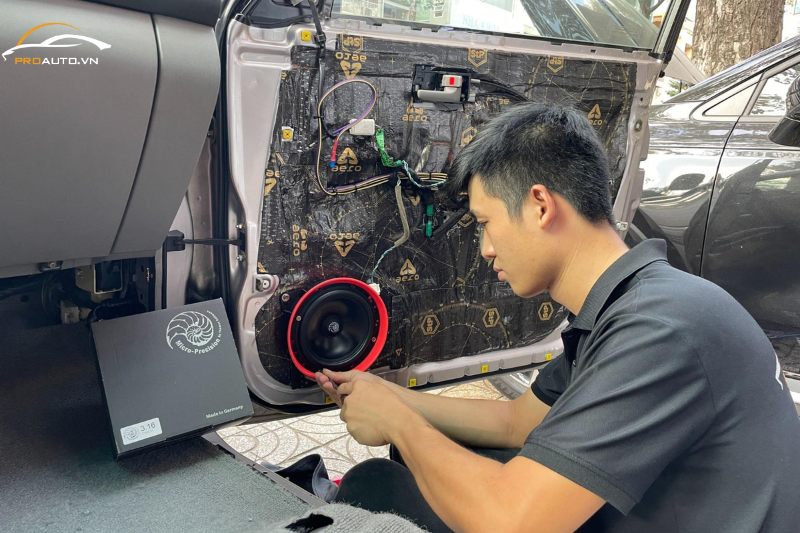 Độ loa xe Volvo EC40 thương hiệu Micro-Precision Series 3