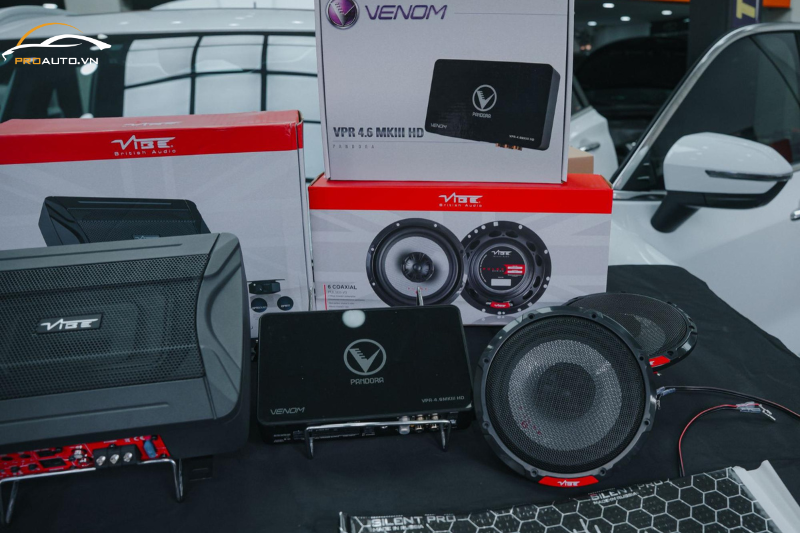 Độ loa xe Volvo EC40 thương hiệu Venom