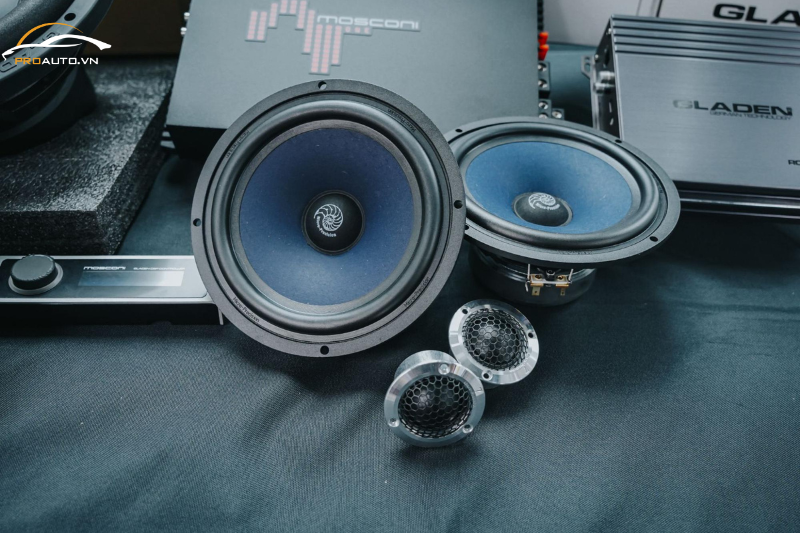 Độ loa xe Volvo EC40 với loa 2 way chính hãng