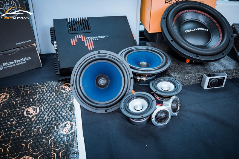 Độ loa xe Volvo EC40 với loa 3 way chính hãng