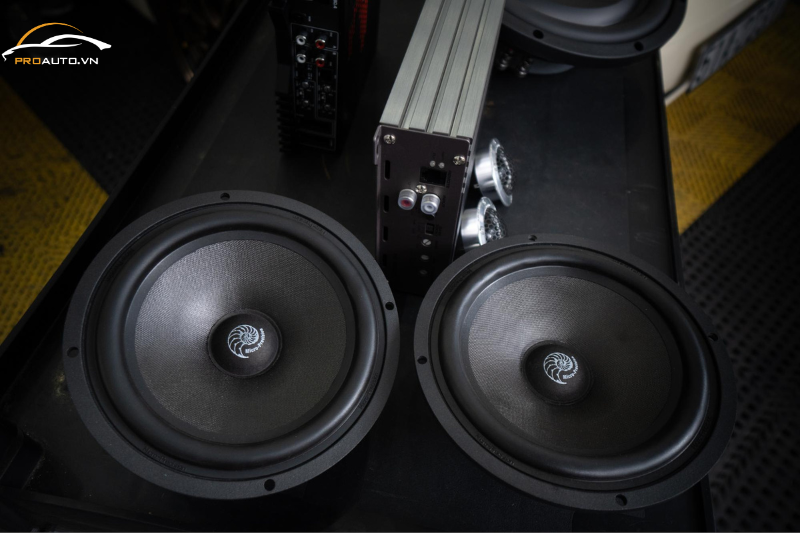 Độ loa xe Volvo EC40 với loa đồng trục chính hãng