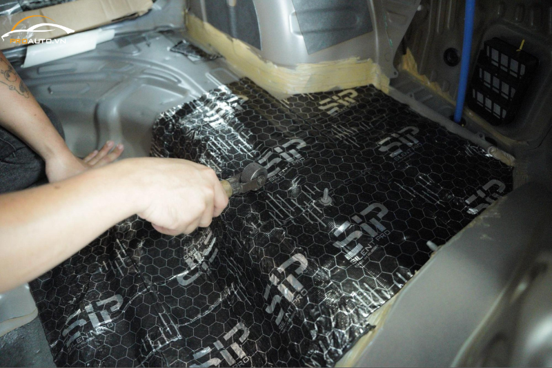 Dụng cụ chuyên dụng dán cách âm chống ồn xe KIA Sportage 2025 tại PROAUTO.VN 