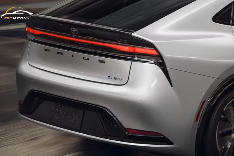 Đuôi xe Toyota Prius với thiết kế góc cạnh và phẳng