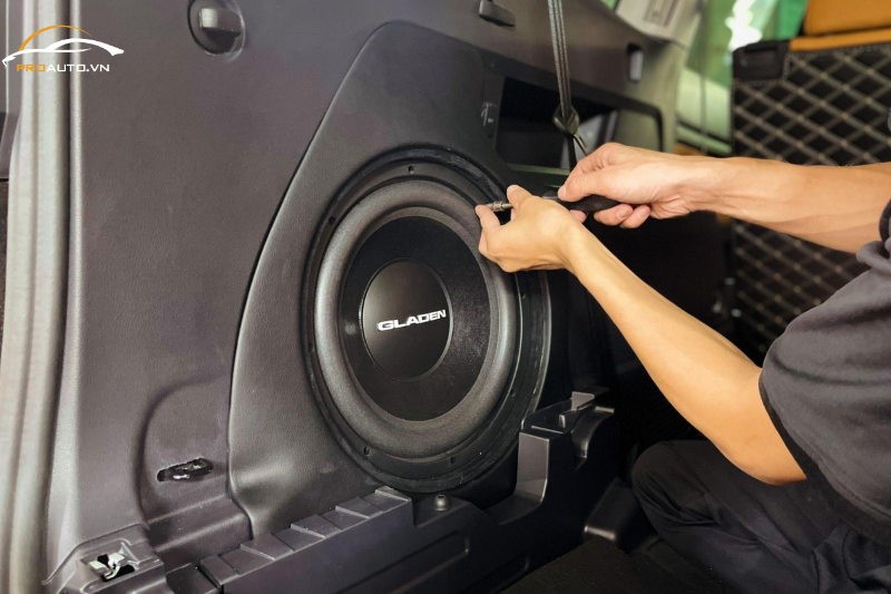 Hình ảnh kỹ thuật viên chuyên nghiệp độ loa xe Volvo EC40 chính hãng tại PROAUTO.VN