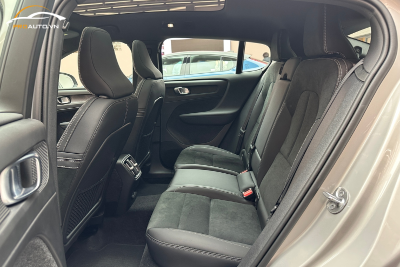 Khoang hành khách Volvo EC40