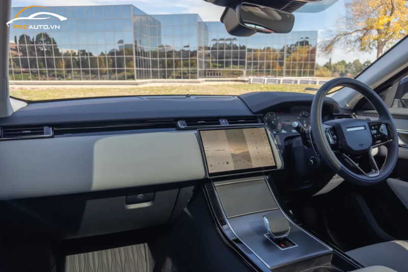 Khoang lái Range Rover Velar 2025