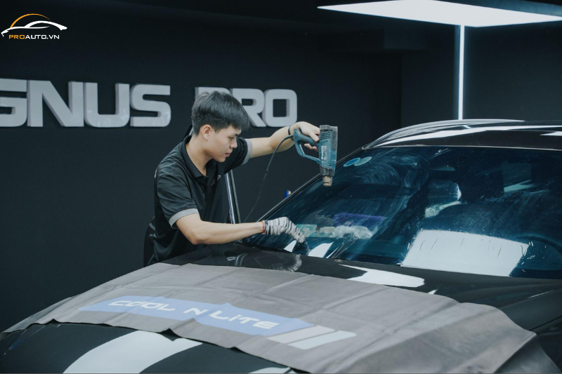 Kinh nghiệm dán phim cách nhiệt cửa kính ô tô chủ xe cần biết