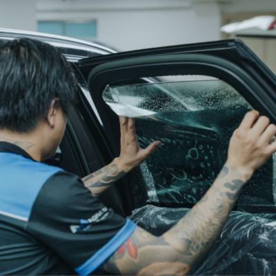 Kỹ thuật viên chuyên nghiệp dán phim cách nhiệt xe KIA Sportage 2025 tại PROAUTO.VN