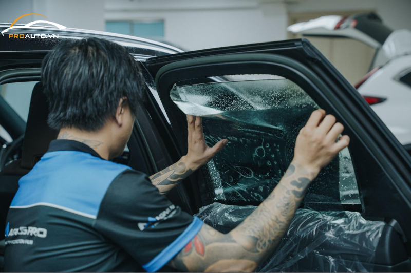 Kỹ thuật viên chuyên nghiệp dán phim cách nhiệt xe KIA Sportage 2025 tại PROAUTO.VN