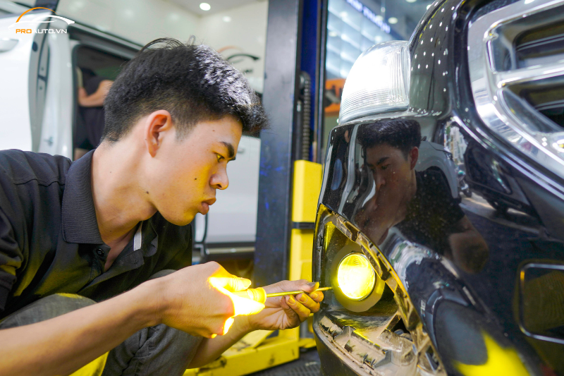 Kỹ thuật viên chuyên nghiệp trong việc độ đèn xe Volvo EC40