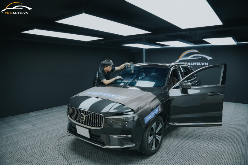 Kỹ thuật viên tỉ mỉ thi công phim cách nhiệt Cool N Lite xe Volvo EC40