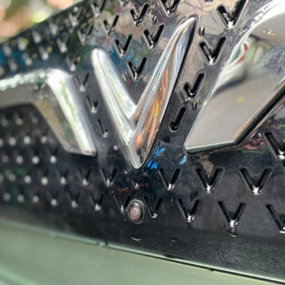 Lắp camera 360 độ cho VF3 vị trí dưới logo VinFast