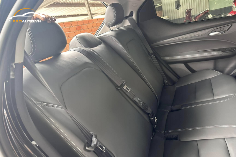 Mở rộng không gian khi độ ngả ghế băng sau cho VF7