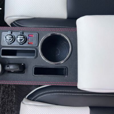 Nhiều khay nhỏ đựng đồ tiện lợi trên bệ tỳ tay cho Vinfast VF3