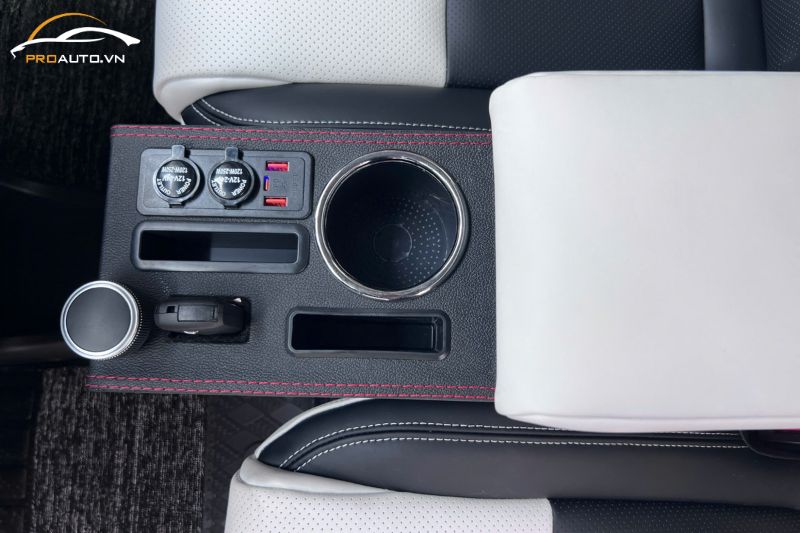 Nhiều khay nhỏ đựng đồ tiện lợi trên bệ tỳ tay cho Vinfast VF3