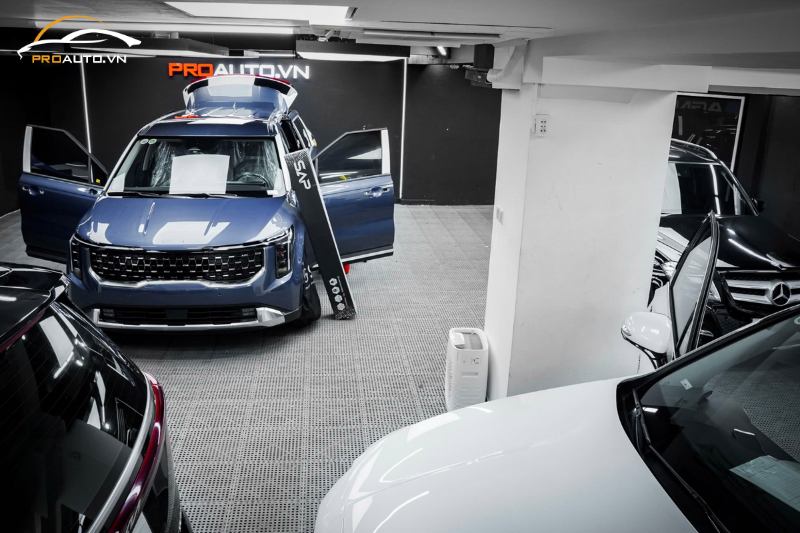 Phòng dán phim cách nhiệt ô tô chuyên nghiệp trang bị máy lọc không khí của Đức