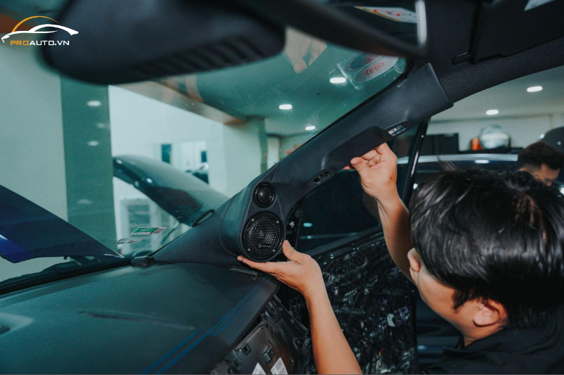 Quá trình kiểm tra đạt chuẩn khi độ loa xe Volvo EC40 chính hãng tại PROAUTO.VN