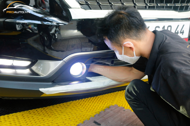 Quá trình lắp đặt bi Led gầm xe Volvo EC40 tại PROAUTO.VN