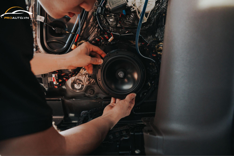 Quá trình thi công độ loa xe Volvo EC40 chính hãng tại PROAUTO.VN