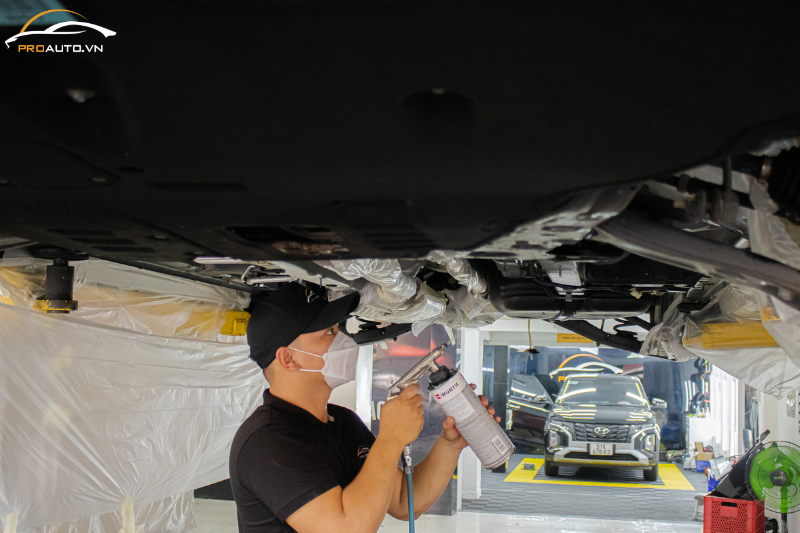 Quá trình phủ gầm xe KIA Sportage 2025 tỉ mỉ và chuyên nghiệp