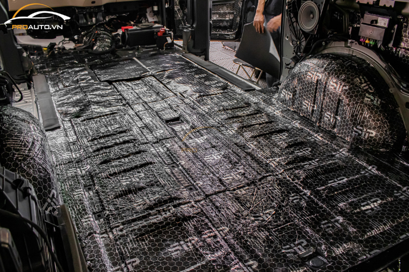 Thi công cách âm chống ồn xe Volvo EC40 vị trí sàn tại PROAUTO.VN