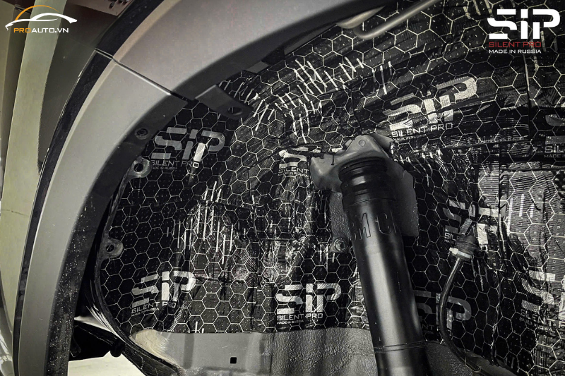 Cách âm chống ồn xe Nissan Navara 2025 vị trí hốc bánh xe tại PROAUTO.VN