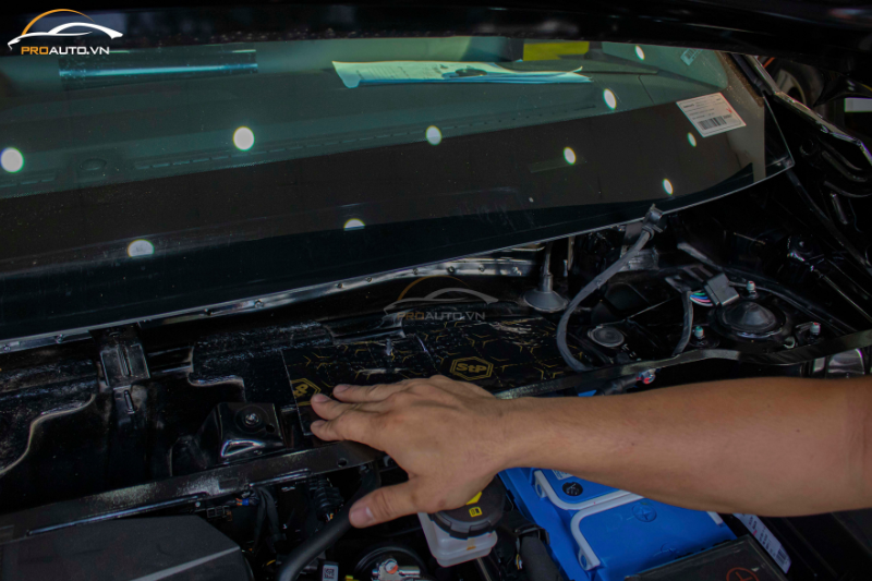 Cách âm chống ồn xe Nissan Navara 2025 vị trí khoang máy