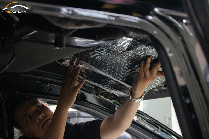 Cách âm chống ồn xe Nissan Navara 2025 vị trí trần